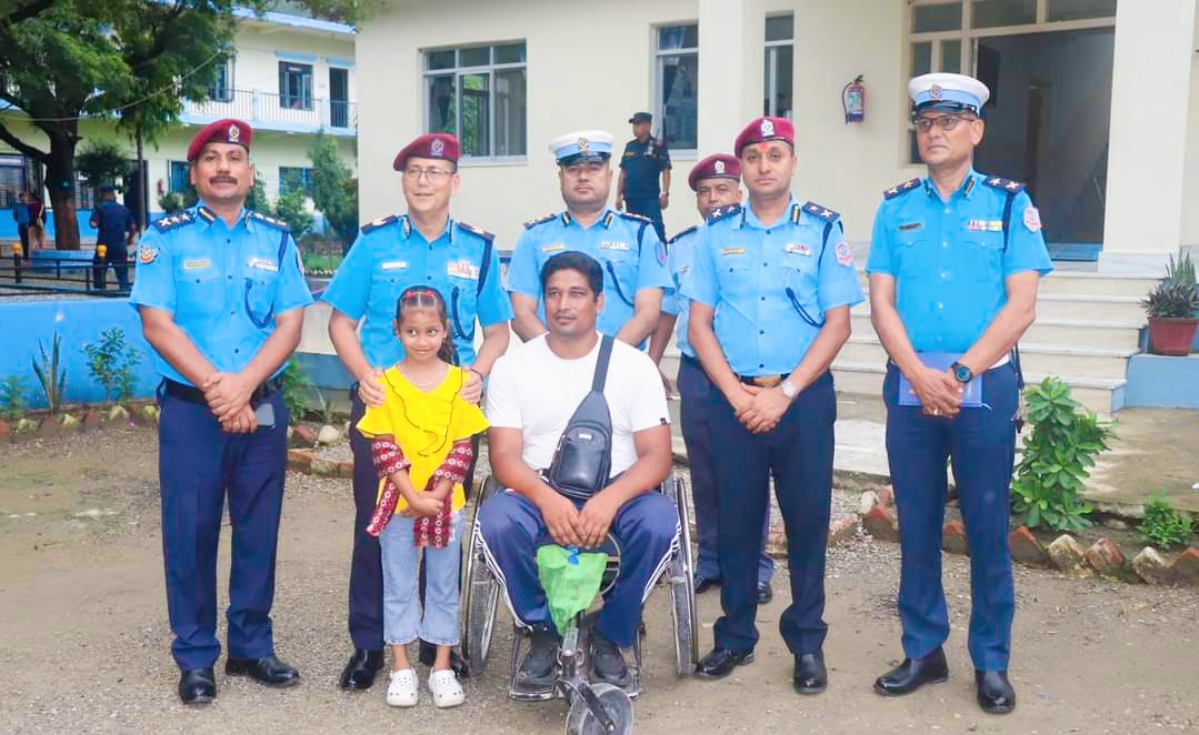 ड्यूटीको क्रममा घाइते तथा अशक्त भएका प्रहरी एवं परिवारलाई शैक्षिक छात्रवृत्तिको प्रमाण-पत्र वितरण