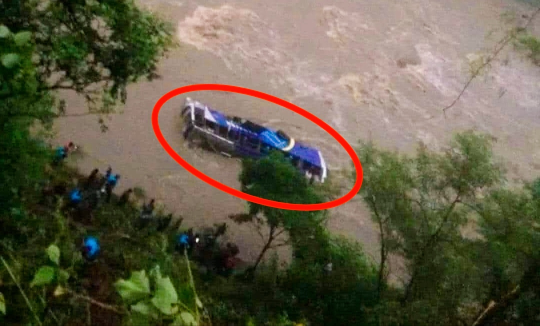 मुग्लिन सडकमा लेदोसहितको पहिरोले २ वटा बस बगाउँदा त्रिशूली नदीमा बेपत्ता