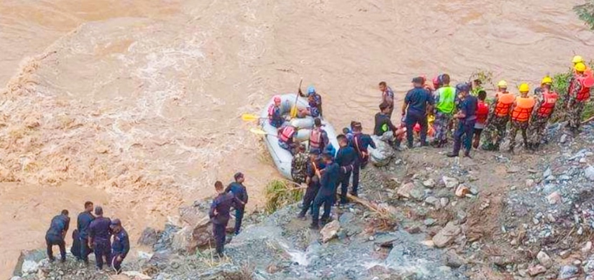 लेदोसहित पहिरोले बगाएको बसको खोजी गोताखोरबाट उद्धार कार्य सुरु