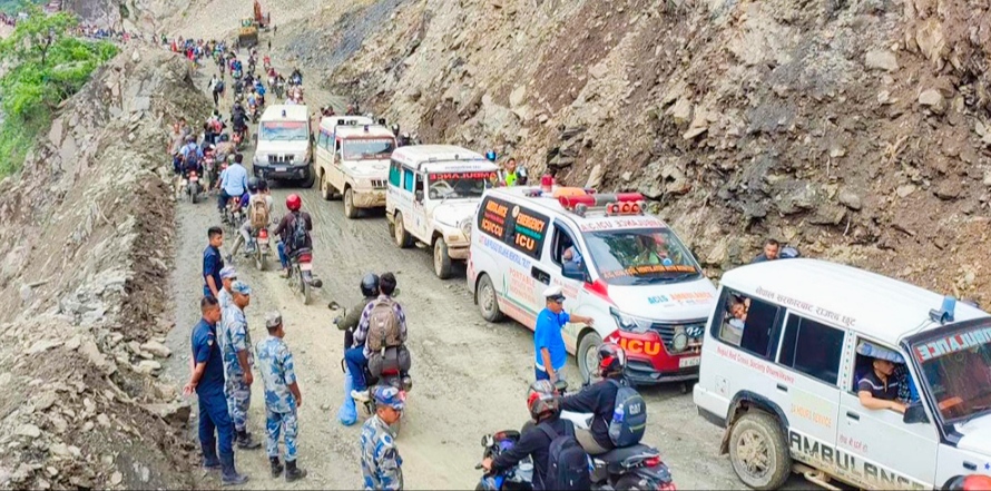 पहिरो खस्दा अवरुद्ध भएको सडक करिव ७ घण्टापछि सञ्चालनमा आयो