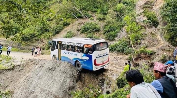 रुकुम मध्यपहाडी लोकमार्गको पहिरोमा बस दुर्घटना सबै यात्रुहरु सकुसल : प्रहरी