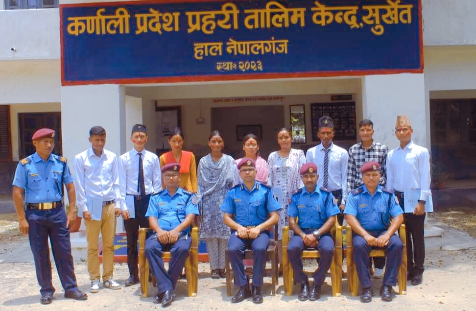 नव नियुक्त प्रहरी सहयोगीलाई स्वागत एवं नियुक्ति पत्र प्रदान गर्दै इन्स्पेक्टर : परियार