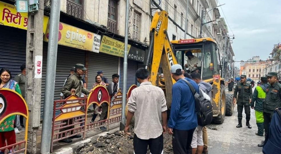 उच्च अदालतको आदेश पछी महानगरले डोजर लगाएर सडक भत्काउदै काम सुरु