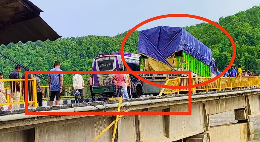 दाङको भालुवाङ राप्ती नदीको पुलमा ट्रक दुर्घटना पुल र ट्रकमा क्षति : दाङ जिल्ला ट्राफिक