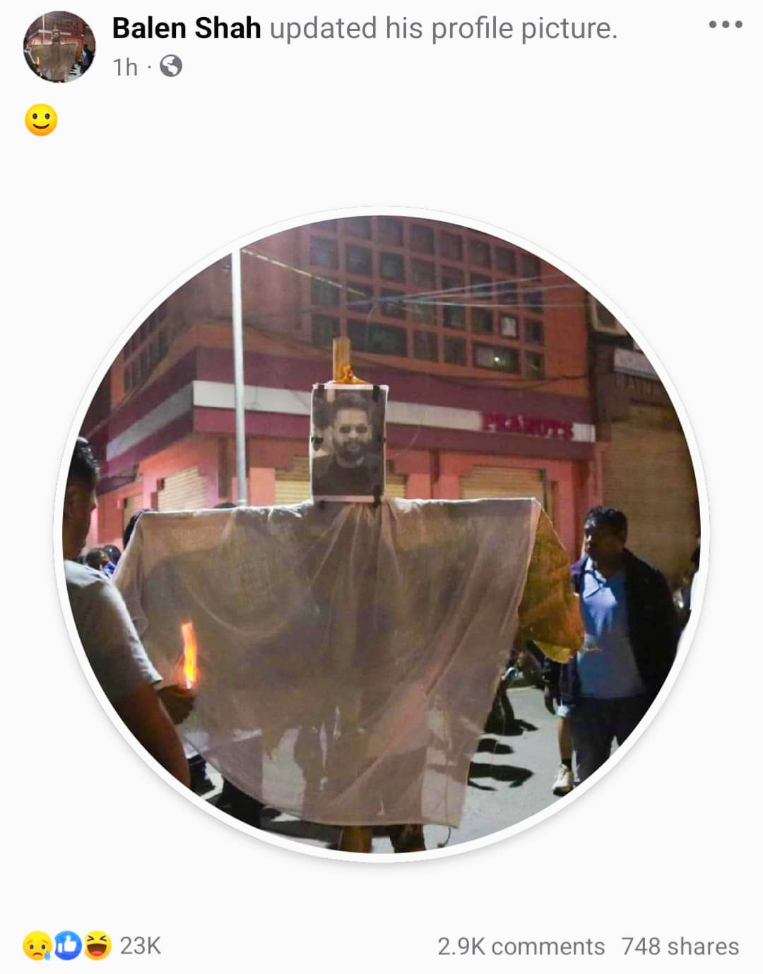 मेयर बालेन शाहले आफनै पुत्ला दहन गर्दै गरेको फोटो फेसबुकको प्रोफाइलमा राखे