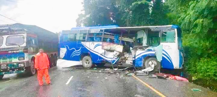नारायणगढ-मुग्लिन सडकखण्डमा बस र ट्याङ्कर ठोक्किँदा १६ जना घाइते