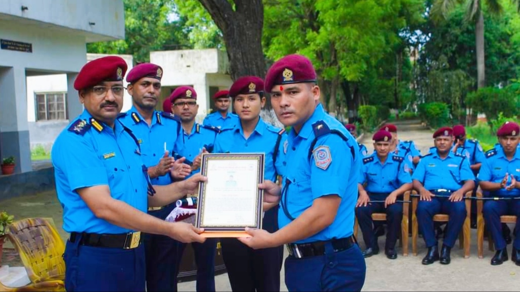 कर्णाली प्रदेश प्रहरी तालिम केन्द्रले असार महिनाको उत्कृष्ट प्रहरी पुरस्कार प्रदान