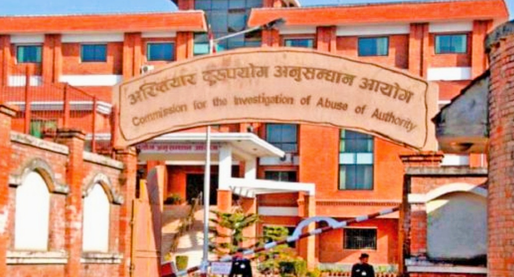 घुस लिदा लिदै भरतपुर बीपी कोइराला मेमोरियल क्यान्सर अस्पतालकी लेखा अधिकृत कोइराला पक्राउ