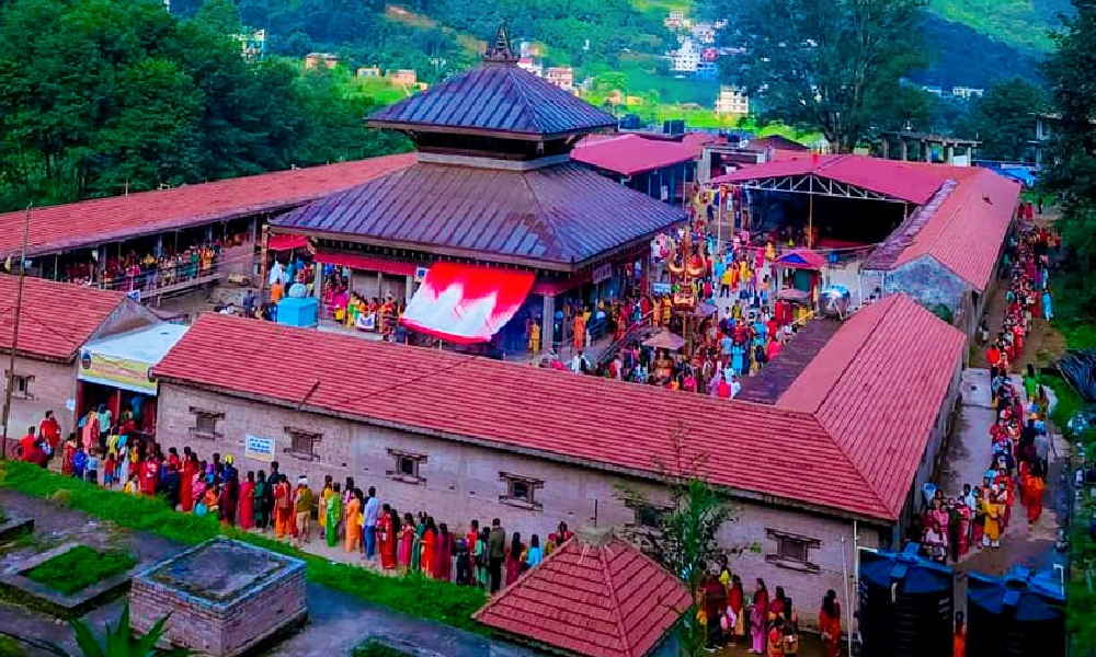 साउन महिनाको पहिलो सोमबार देशभर शिवालय मन्दिरहरूमा पूजा अर्चनाका भक्तजनको भिड