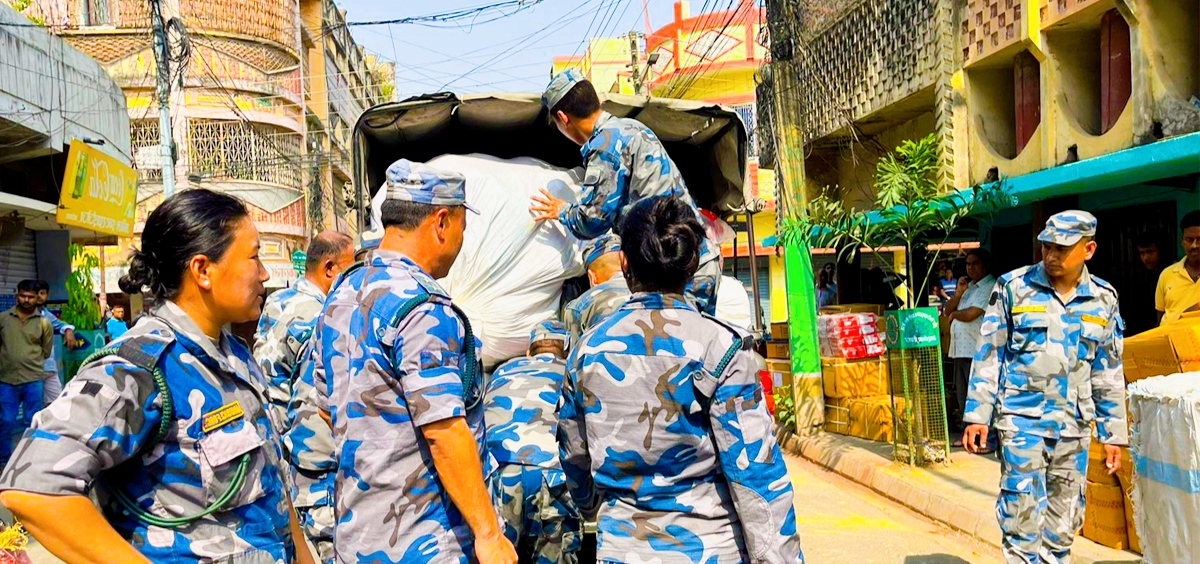सशस्त्र प्रहरी बल पर्साले भन्सार छलिको गोदाममा छापा २० लाख भन्दा समानहरु पक्राउ