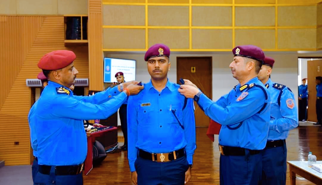 नव-नियुक्त प्रहरी निरीक्षकहरूलाई नियुक्ति पत्र तथा दर्ज्यानी चिन्ह प्रदान