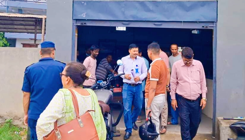दाङको घोराही बजार सडक छेउका ग्यारेज हटाइँँदै : उपमहानगरपालिका