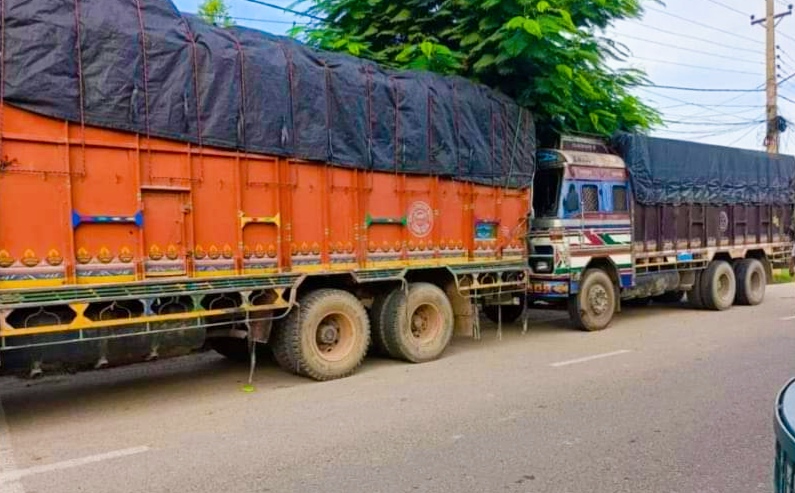 पर्सा प्रहरीले दुई करोडको काजु ज्वानो र इलेक्ट्रोनिक्स सामानसतिहको २ वटा ट्रक नियन्त्रणमा
