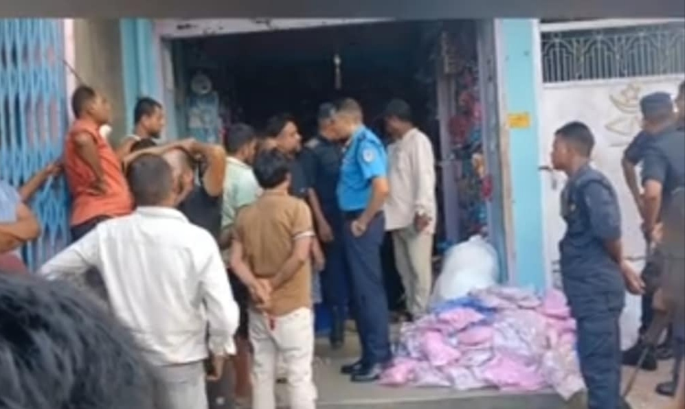 सिरहाको लहानबाट अबैध कपडा पक्राउ