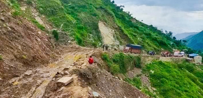 पहिरो खसे पछी कर्णाली राजमार्ग सुर्खेत जुम्ला सडक अवरुद्ध