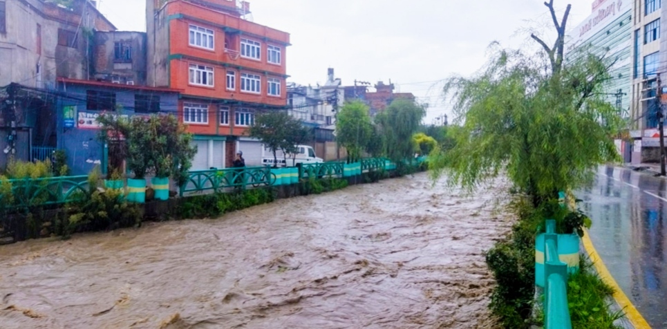 बर्षाले काठमाडौं उपत्यकाको नदीहरुमा जलसतह बढयो बजार घरमा पानी पानी