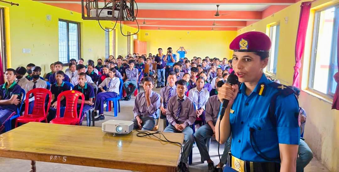 दाङ प्रहरीले कानूनी प्राबधान लगायत बिषयमा विद्यार्थीहरुसंग सचेतनामूलक अन्तरक्रिया