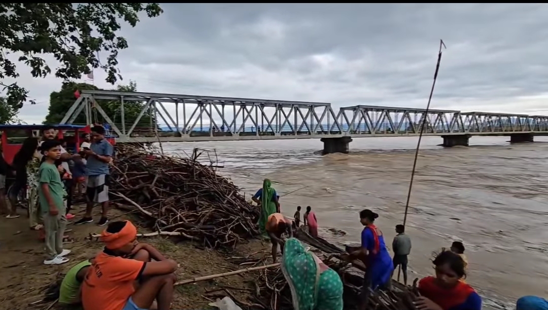 बाँकेको राप्ती नदी आसपासका बासिन्दालाई सतर्कता अपनाउनुका साथै नदीमा माछा मार्ने, नुहाउने, ओहोरदोहोर गर्ने, दाउरा सङ्कलन गर्नेजस्ता कार्य नगर्न आग्रह
