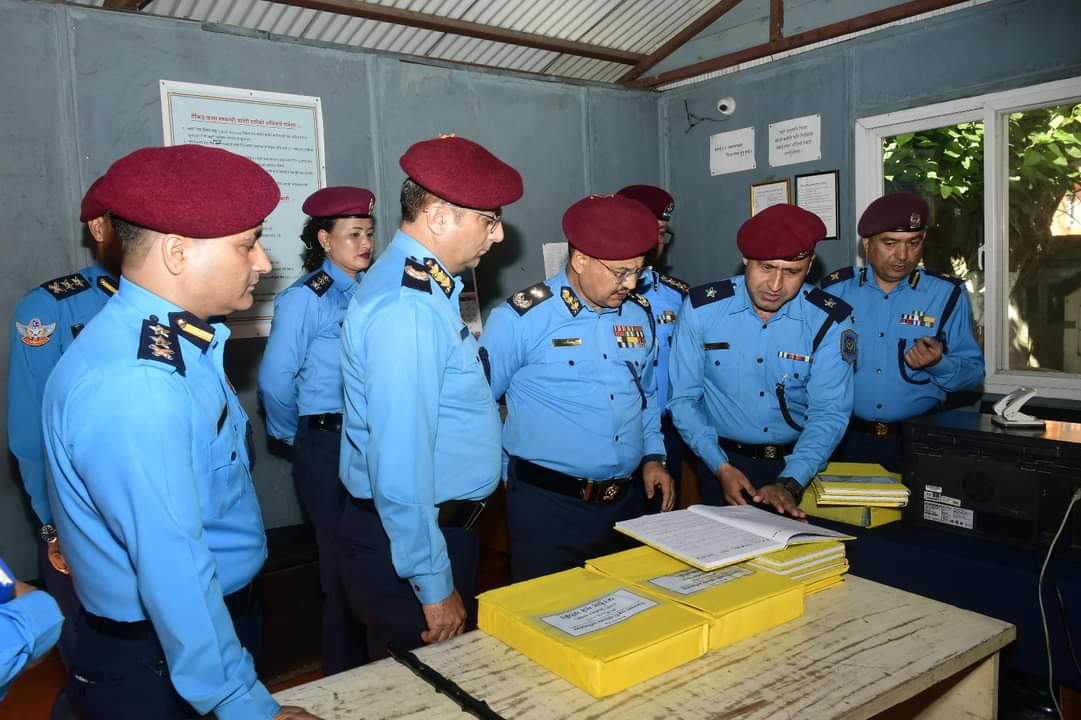 एआईजी थापा र डिआईजी शर्मा विभिन्न काठमाडौं प्रहरी शाखाहरुको निरीक्षण भ्रमणमा