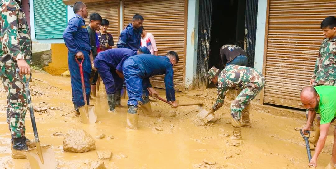 मानव बस्तीमा ढुङ्गा हिलो लेदो पसे पछी उद्धार सामग्रीसहित सुरक्षाकर्मीहरु उद्धार गर्दै