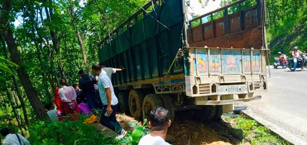 दाङको घोराही-लमही सडक चौपटामा ट्रक दुर्घटना हुँदा दुई जना घाइते
