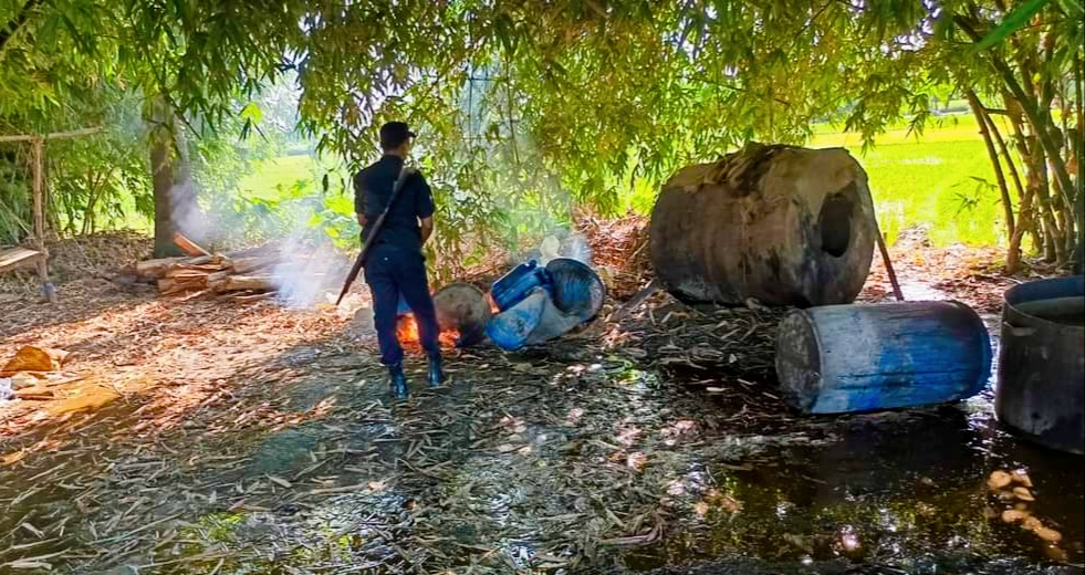 पर्सा प्रहरीले ४ वटा घरेलु मदिरा भठ्ठी र हजारौं लिटर घरेलु मदिरा नष्ट