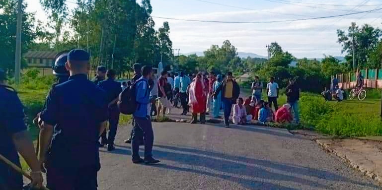 दाङमा टिपरको ठक्करबाट मोटरसाइकल चालकको मृत्युपछि घोराही-तुलसीपुर सडकखण्ड अवरुद्ध