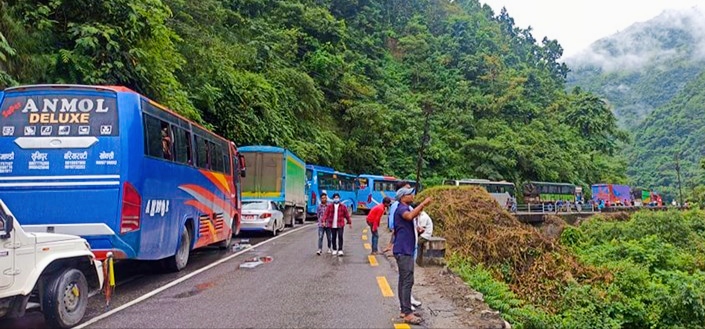 नारायणघाट-मुग्लिन सडकखण्ड पहिरोका कारण अवरुद्ध यात्रा गर्दा बुझेर मात्र गर्न