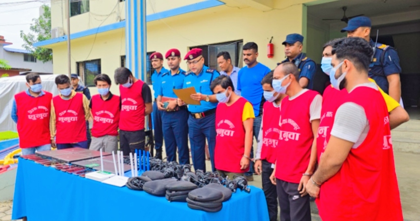 कम्पनीको नाममा अवैध धन्दा गरेको आरोपमा ९ जना भारतीय नागरिक हेटौंडाबाट पक्राउ   बागमती । हेटौंडा उपमहानगरपालिका–४ पारिजात पथमा मेडी असिस्ट कम्पनीको कार्यालय स्थापना गरी अवैध कार्य गरेको आरोपमा जिल्ला प्रहरी कार्यालय मकवानपुर प्रहरीले उनीहरूलाई बुधबार पक्राउ गरेको हो ।   उनीहरूको साथबाट प्रहरीले कम्पनीको ल्यापटप ७ थान, राउटर ३ थान, मोबाइल १३ थान, हार्डडिस्क १ थान, हेडफोन ४ थान, वेभ क्यामेरा १ थानलगायत सामानहरू बरामद गरेको छ ।  अवैध धन्दा गरेको कसुरमा पक्राउ पर्नेमा भारत पटना थाना आलमगन्जका ५७ वर्षीय नवनित कुमार, झारखण्डका २७ वर्षीय शाहरूख खान, विहारका २९ वर्षीय कुन्दन कुमार, उत्तराखण्डको नैनितालका २६ वर्षीय आशिष कब्डौला, राँची, झारखण्डका ३४ वर्षीय विशाल कक्कड, कुमार दुवे, विकासकुमार सिंह र नांगलोड वेस्टी देल्हीका अरुण कुमार, वैशाली गाजियावाद उत्तर प्रदेशका ४० वर्षीय कुनाल शर्मालाई पक्राउ गरेको हो ।  हेटौंडा उपमहानगरपालिकामा मेडी असिस्ट कम्पनी दर्ता गरी मानव स्वास्थ्यसम्बन्धी अन्य सेवा प्रदान गर्ने गरी राजस्व कार्यालयमा प्यानमा दर्ता गरेका थिए । १२ भारतीय नागरिक मिलेर उक्त कम्पन्न खोलेका थिए । तीन जना अझै फरार रहेको बुधवार आयोजित पत्रकार सम्मेलनमा प्रहरी उपरीक्षक सीताराम रिजालले बताए ।  भारतको राँचीस्थित हेड अफिसमा मेन सर्भर राखी काम गर्ने गरेको प्रहरीले बताएको छ । कम्पनीबाट हुने गरेका कुनै पनि काम–कारबाहीको डाटा नेपालमा नराखी भारतस्थित हेड अफिसको सर्भरमा राख्ने गरेको पनि खुलेको छ ।  जुन उद्देश्यले कम्पनी दर्ता गरिएको थियो, सो अनुसारको कुनै पनि कार्य अहिलेसम्म नगरिएको प्रहरीको दाबी छ । निज प्रतिवादीहरूलाई मुलुकी अपराध संहिता, २०७४ बमोजिम दण्ड सजाय हुने प्रहरीले जनाएको छ ।
