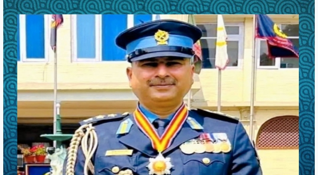 साथीसंग मनका कुरा एसएसपी बिश्वराज अधिकारीको (निराकार) (गजल)   काठमाडौं । जब बिहानी हुन्छ चिसो बतासले यसरी छुन्छ सूर्यको रक्तिमा लालीभरी प्रेमिल रंगहरु मिसाएर  तिम्रो मीठो आभाषले आउ अब उठ भन्छ चेतनामा आफैलाई खोज्ने अभियानमा मनको बाटोमा समयले कति औंला गन्छ  अनुभूतीको भण्डारबाट निराकार साकार स्वरुपहरुलाई केलाउँदै चित्ताकाशमा मनले मनसंग किन किन खै के के भन्छ !  तर त्यही मनको मौन साक्षी बनेर मन देखि अन्तरमनसम्मको यात्रामा  तिमी मेरो सबैभन्दा प्यारो साथी हौ भन्छ शब्दहरुमा व्यक्त गर्न सकिने भए मनका भावहरु तिमी त अझ साथीभन्दा माथि हौ भन्छ तिमी छौ र त यो सांसारिक कोलाहल परको  एकान्तमा पनि केवल एक मात्र तिम्रो भर छ  त्यसैले त तिम्रै लागि फेरि फेरि मेरो कविता बन्छ !!  तिमी पवनसरी मेरो कण कणमा चलीराख्नु आत्मविश्वास म आफ्नो श्वासमा हेर्छु तिमी हरपल दीप बनी ह्रदयमा मेरो बलीराख्नु म अघि बढ्दै यो चाह मोक्षको प्रकाशमा फेर्छु म लेख्दै जान्छु तिमी लेखिदै जानु बस साक्षी बनी पढ्नु यो कस्तो कथा बन्छ साथीले नै त साथीसंग मनका कुरा भन्छ !!!