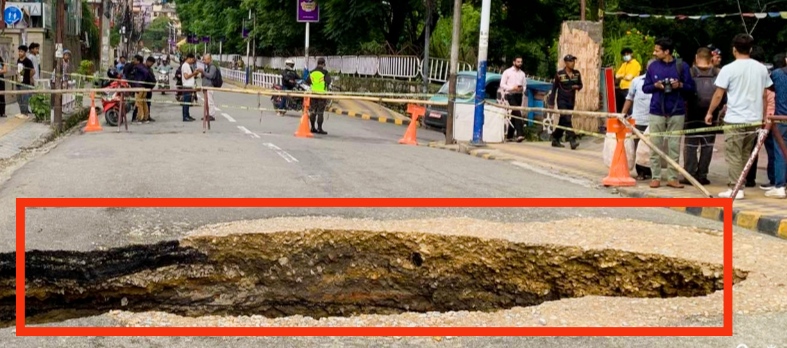 काठमाडौं उपत्यकामा सडक भासिएर ठूलो भ्वाङ मर्मत कार्य जारी