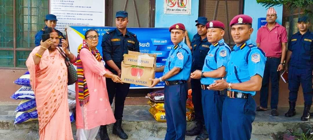 बारा प्रहरीले नेपाल प्रहरी श्रीमती संघको ४० औं बार्षिकित्सवको अवसरमा राहत वितरण
