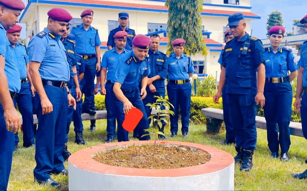 दाङ प्रहरीले नेपाल प्रहरी श्रीमती संघको ४० औँ बार्षिकोत्सवको अवसरमा वृक्षारोपण