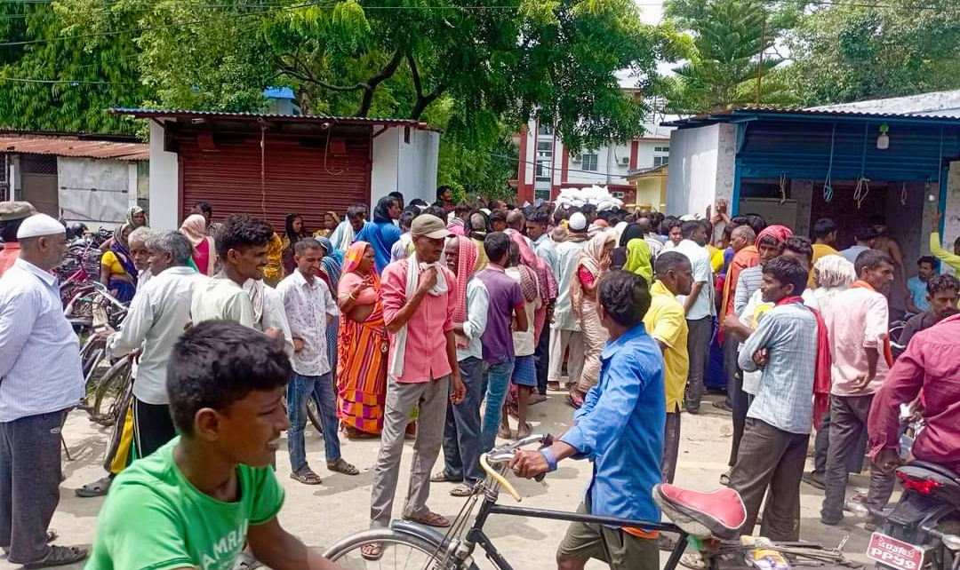 बाँकेमा किसानहरु बिहानैदेखी मासु मन्डी खाध सहकारी संस्थामा मलको लाईन