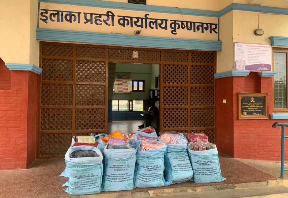 कपिलवस्तुमा तस्करी हुँदै भन्सार छलिको अवैध कपडा समानहरु प्रहरीले पक्राउ गर्दै