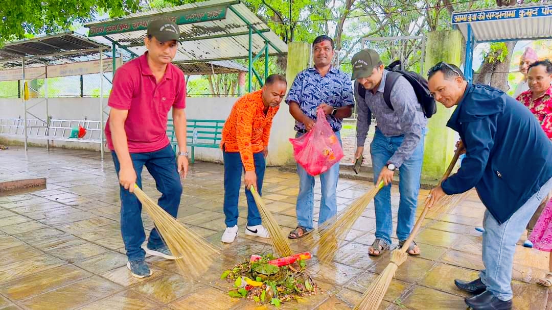 दाङमा नेपाल प्रहरी श्रीमती संघको ४० औँ बार्षिकोत्सवको अवसरमा मन्दिर सरसफाई
