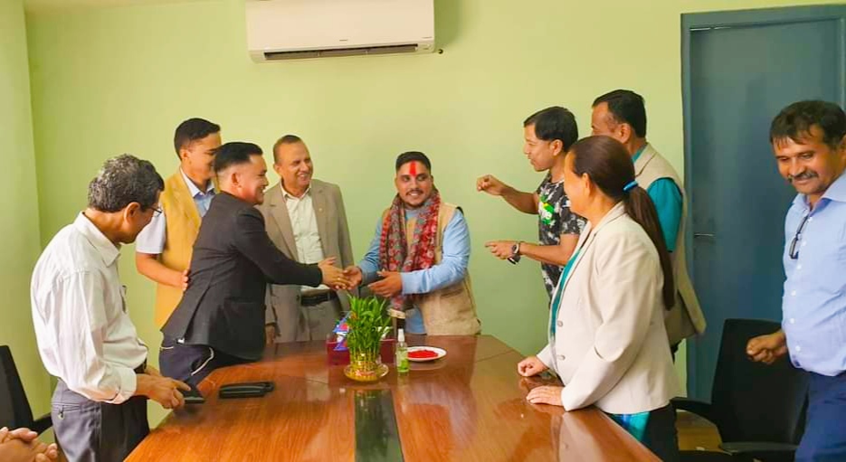 प्रेस सेन्टर दाङका अध्यक्ष पाण्डव शर्मा प्रेस चौतारी नेपालमा प्रवेश
