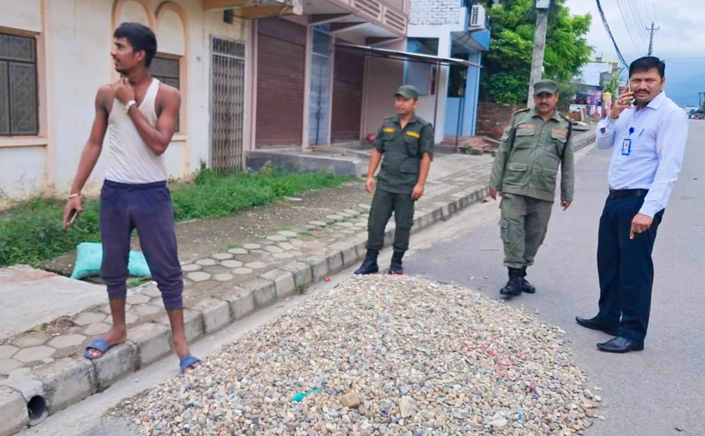 नियमित बजार ब्यबस्थापन सडकलाई प्रभाव पार्ने गरि राखिएका निर्माण सामाग्रीहरुलाई व्यवस्थापन गर्दै
