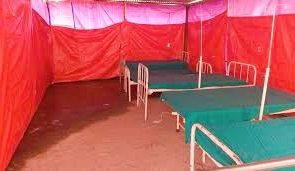 रुकुमपश्चिमको मुसीकोट जिल्ला अस्पतालमा बिरामीको चाप बढेपछि त्रिपाल मुनि उपचार शय्याको अभाव