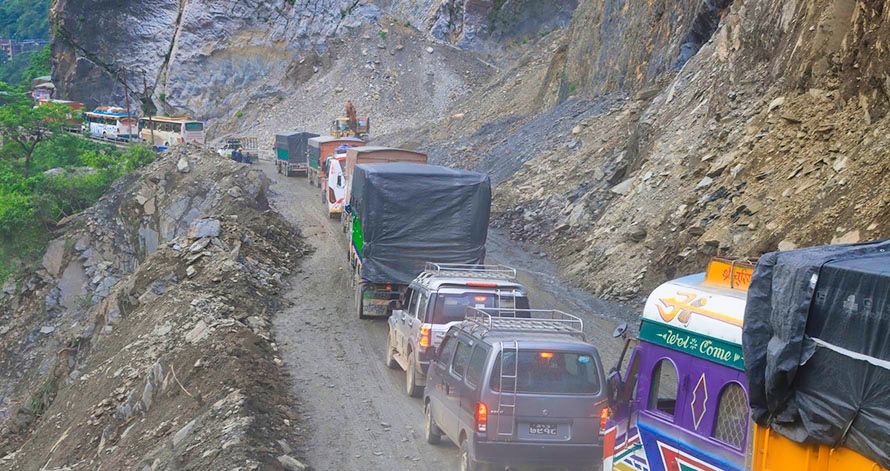 दाउन्ने खण्डमा भासिएको सडक मर्मत हुदै सवारीसाधनहरु जाम र हिलाम्मे