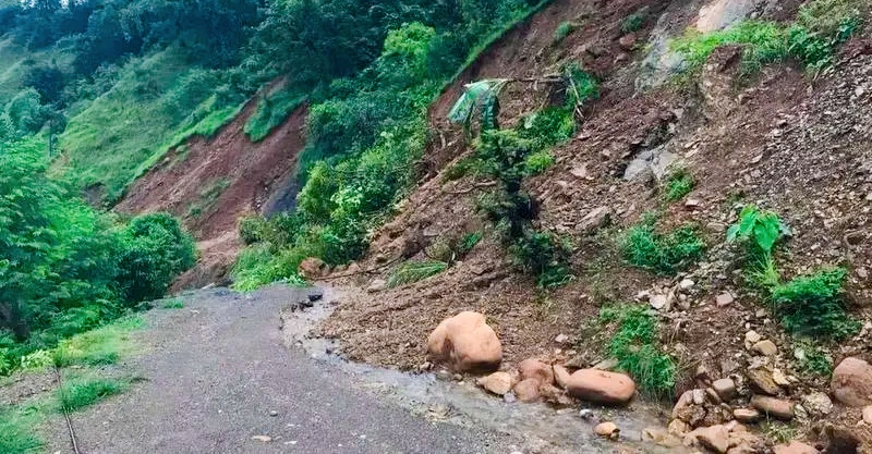गए रातिदेखि परेको अविरल वर्षाका कारण तम्घास‐रिडी सडकखण्ड अवरुद्ध