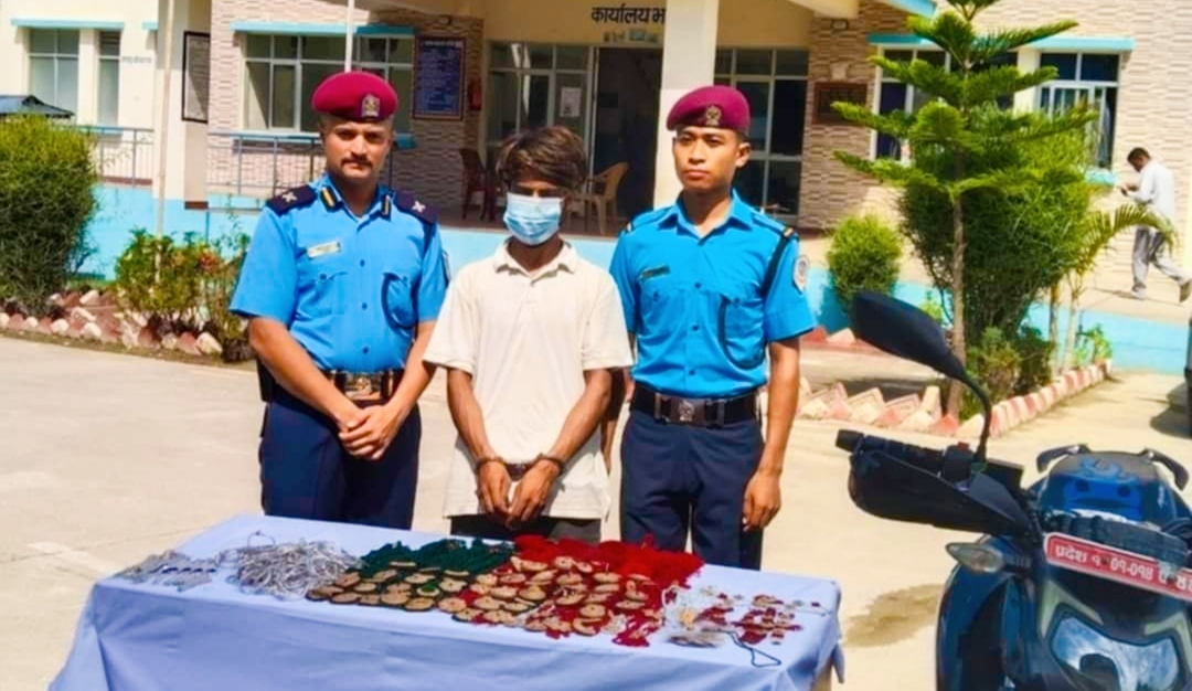 सिरहा प्रहरीले ६ लाख बराबरको सुन चाँदीसहित १ जना पक्राउ