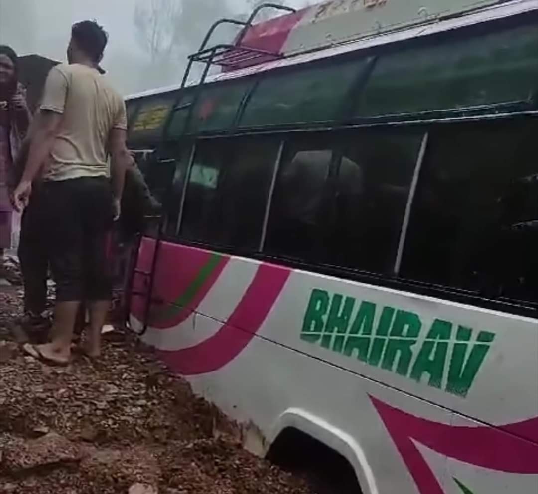 गुल्मीमा लेदोसहितको बाढीले गुडिरहेको बसमा क्षति यात्रुहरु सबैजना सकुल