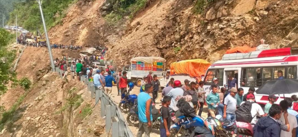 अविरल वर्षाले सुर्खेत जुम्ला कर्णाली राजमार्ग अवरुद्ध