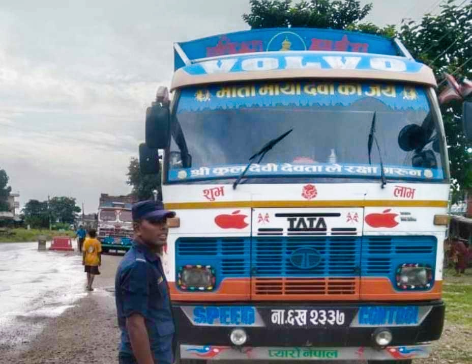 बिलबिजक नभएका सामानसहित ट्रक सर्लाही प्रहरीको नियन्त्रणमा
