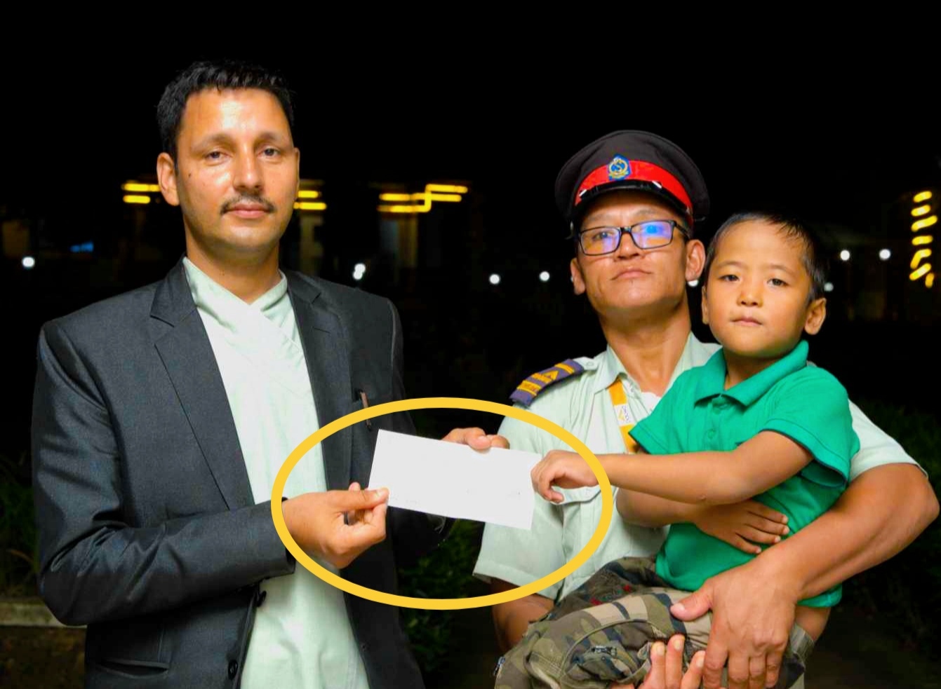 होटेल पौवा दाङका म्यानेजर शर्माले आफ्नो जन्मदिनको अवसरमा बालकलाई शिक्षाको लागि ४ हजार सहयोग
