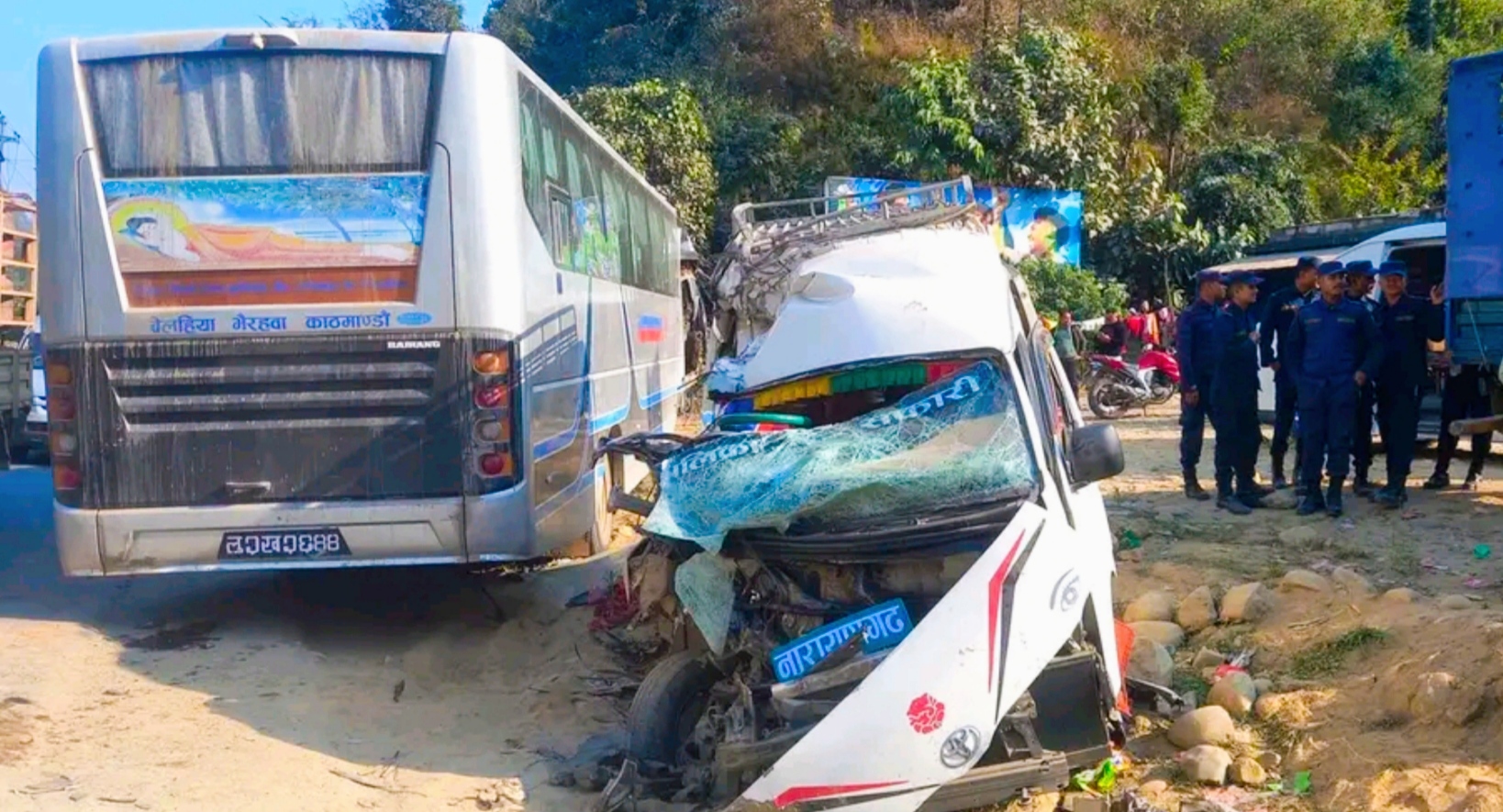 धादिङमा बस र माइक्रोबस ठोक्किदा ८ यात्रुहरु घाइते