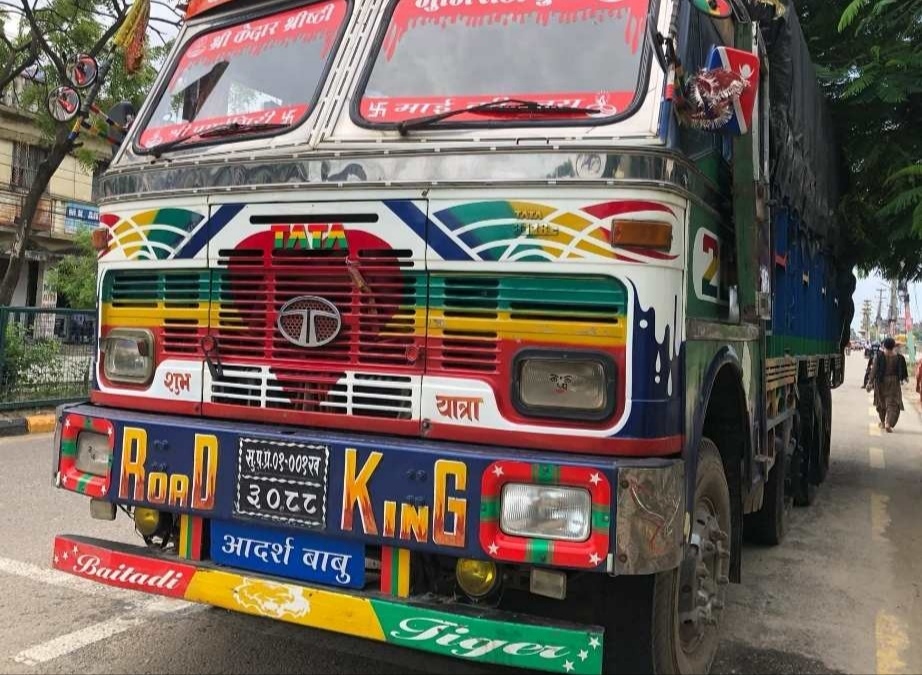पर्सा प्रहरीले १ करोड ४१ लाखको मालबस्तुहरू लोड रहेको ट्रकहरू पक्राउ