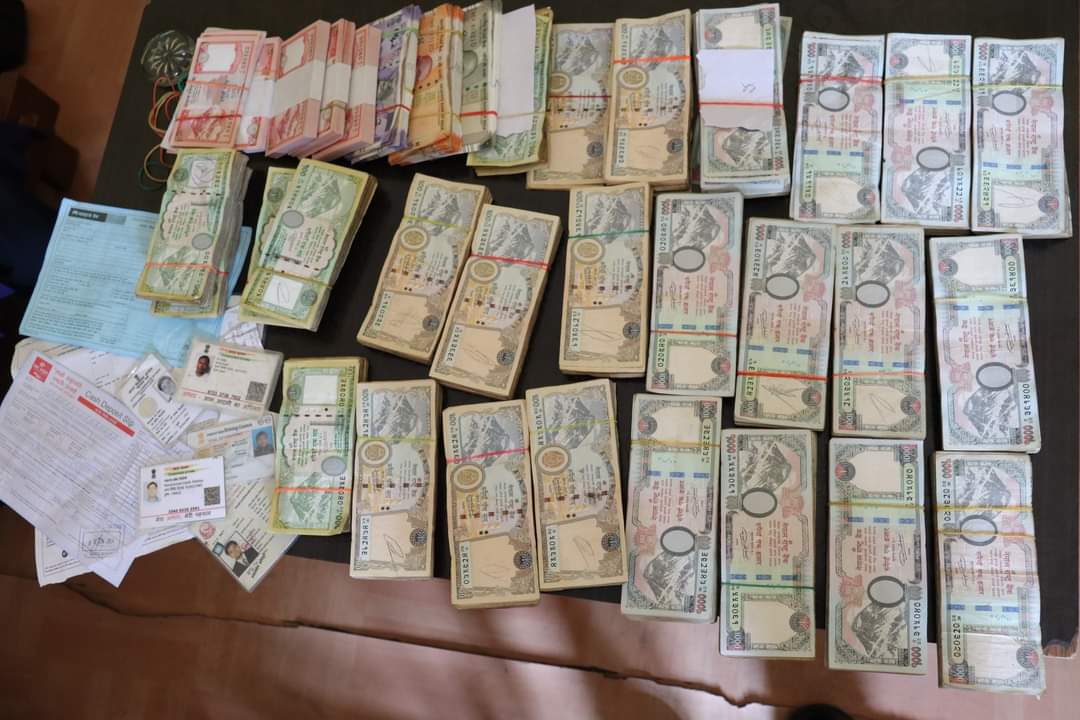 बाँके प्रहरीले हुण्डि कारोबारमा संलग्न लाखौं रकमसहित २ जना पक्राउ
