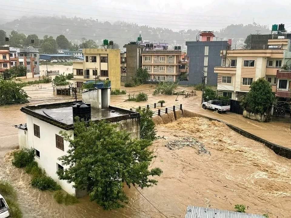 अविरल वर्षाले पहिरो खस्दा ललितपुरमा ढिस्कोले पुरिएर बाबु र छोरीको मृत्यु